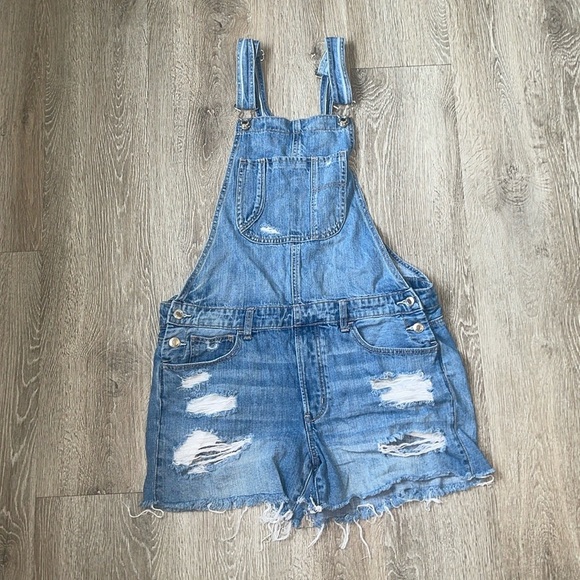 American Eagle Outfitters Pants - American eagle denim jean distressed shorts overalls medium
Blue size medium